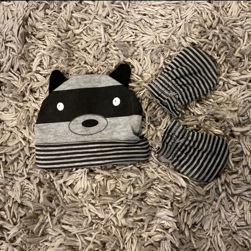 Baby hat w/ hand covers